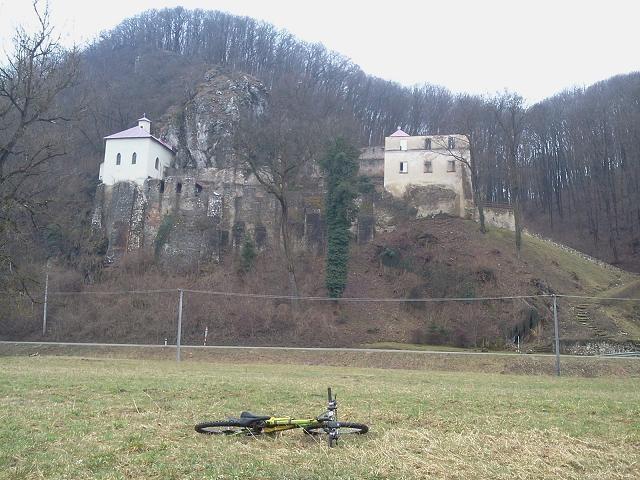 Skałka nad Wagiem