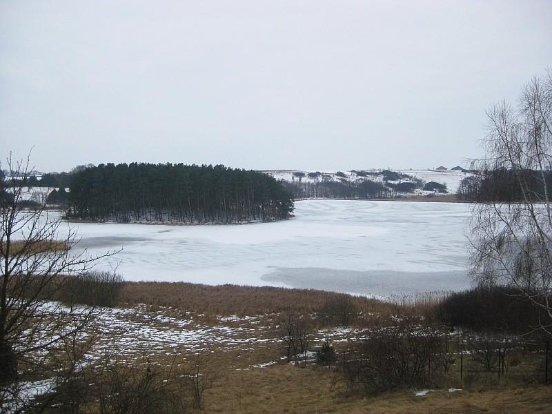 Promno - widok na jeziorko z wyspą