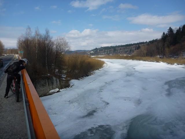 Znowu San. Tam gdzieś zaraz za zakrętem zaczyna się Zalew