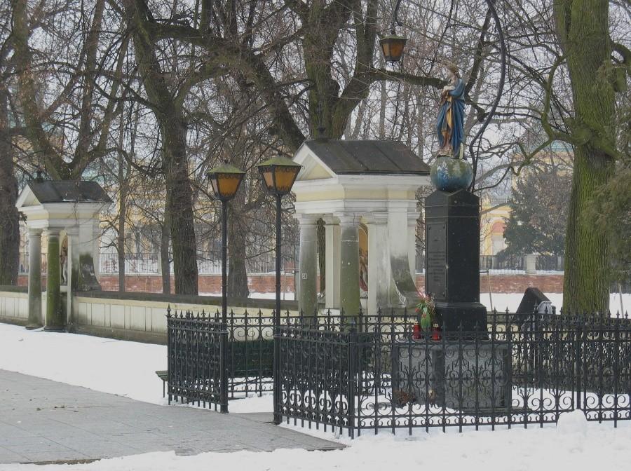 Figura MB przy kościele św. Anny