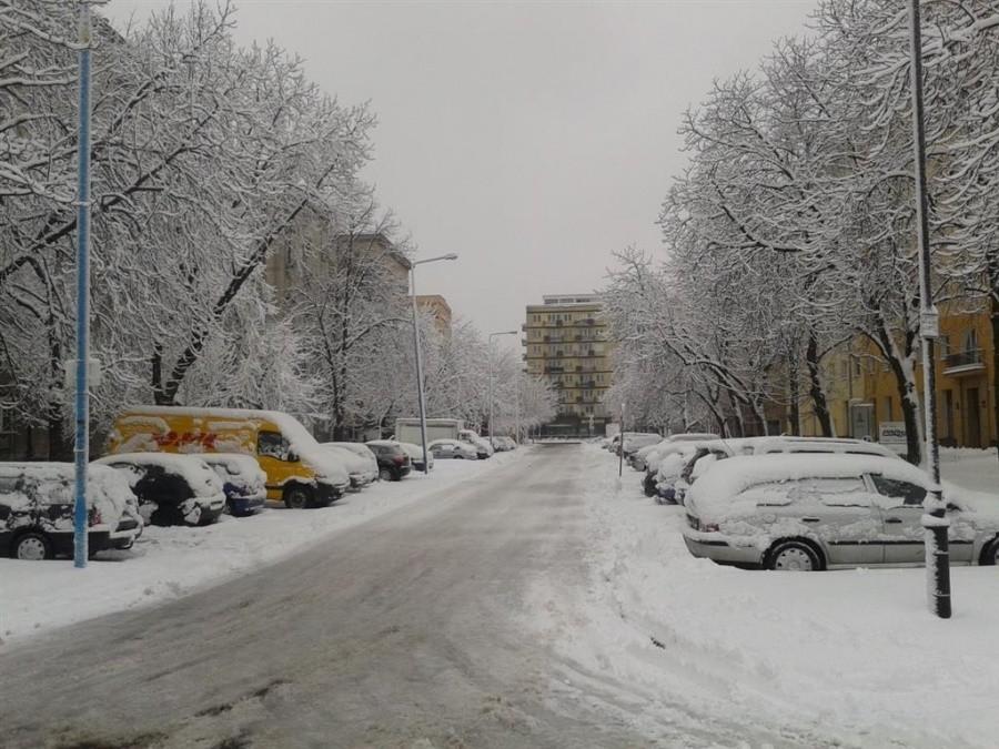 Moja ulica śniegiem przyprószona...