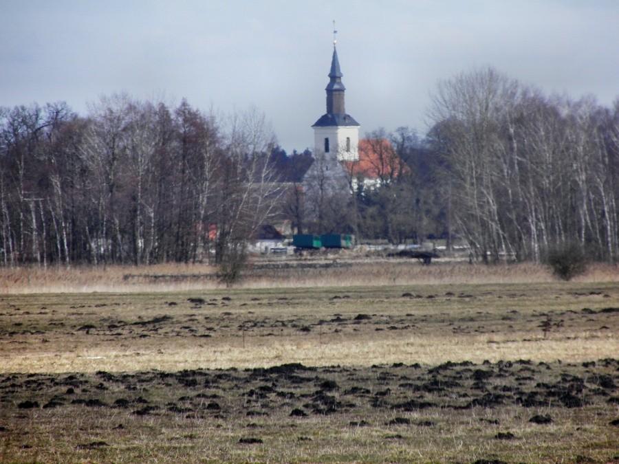 Na horyzoncie kościół w Rothenklempenow.