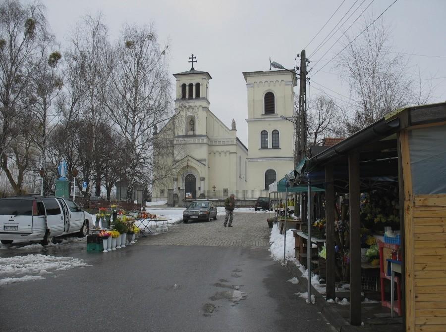 Służew - przed kościołem św. Katarzyny