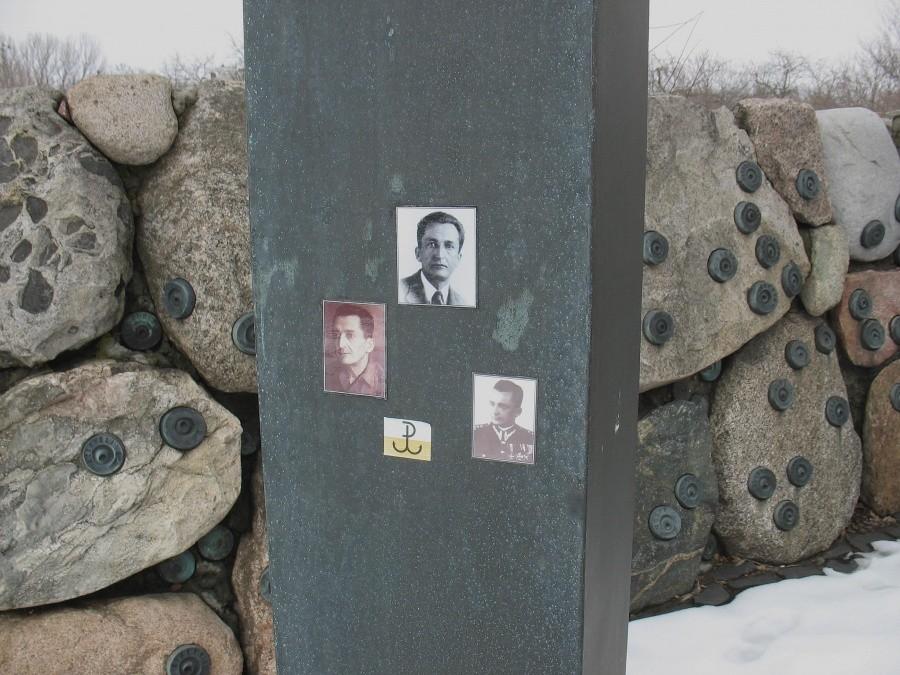 Zdjęcia na krzyżu, pomnika Ofiar Terroru Komunistycznego 1944 – 1956