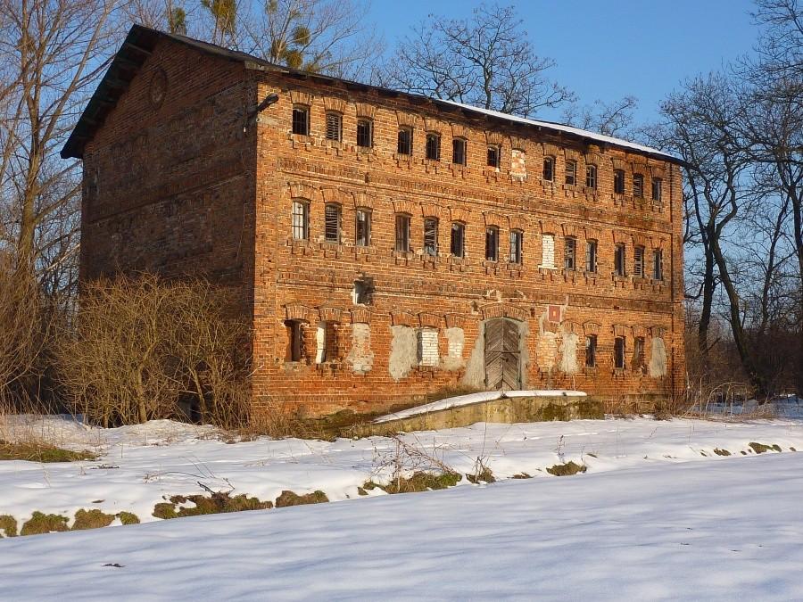 Folwark Moszna - stary spichlerz