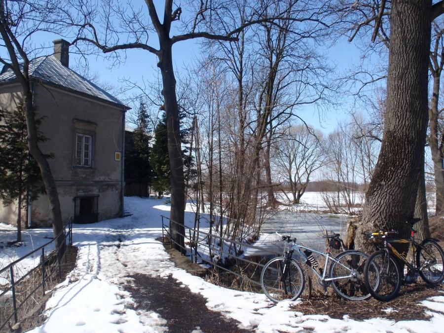 Mostek nad fosą prowadzący do dworu w Siemkowicach