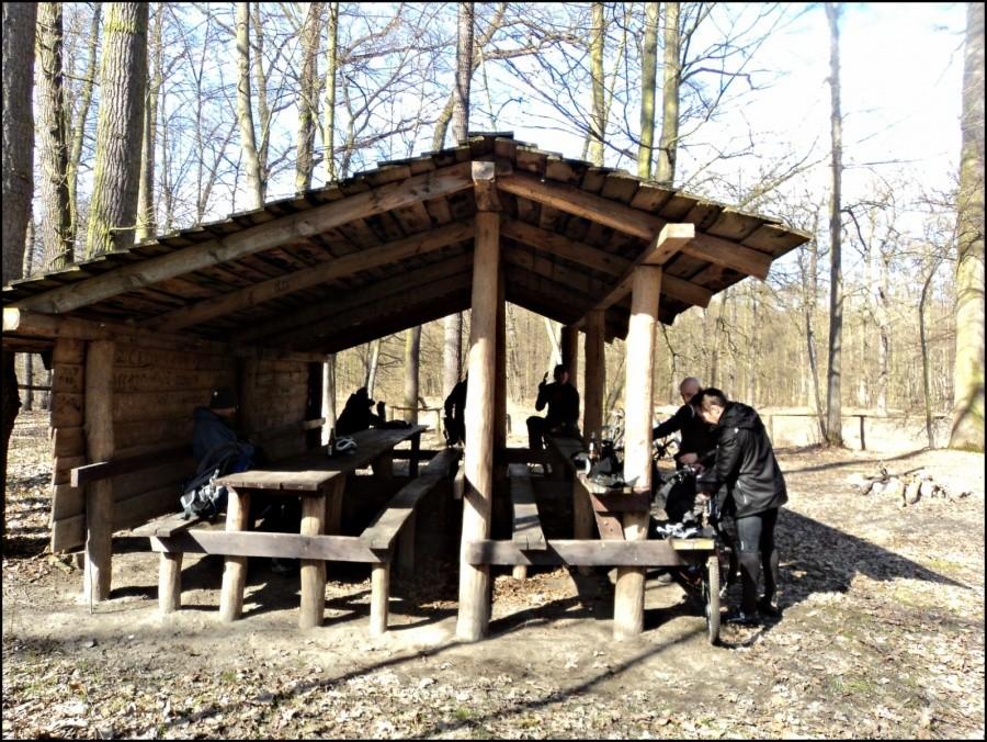 Popas pod wiatą.