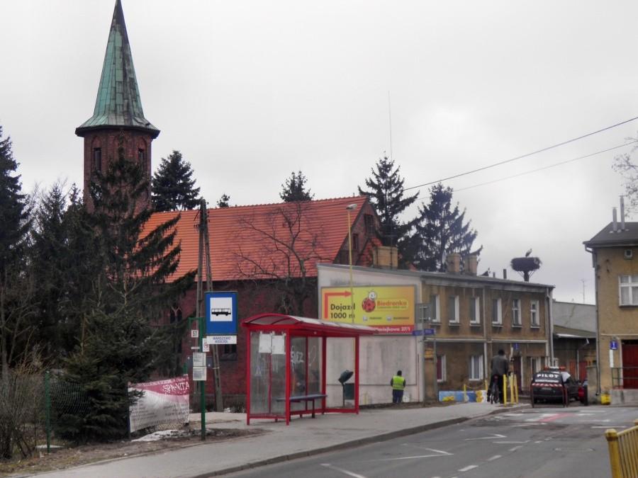 Kościół pod wezwaniem św. Antoniego a obok gniazdo bocianie,