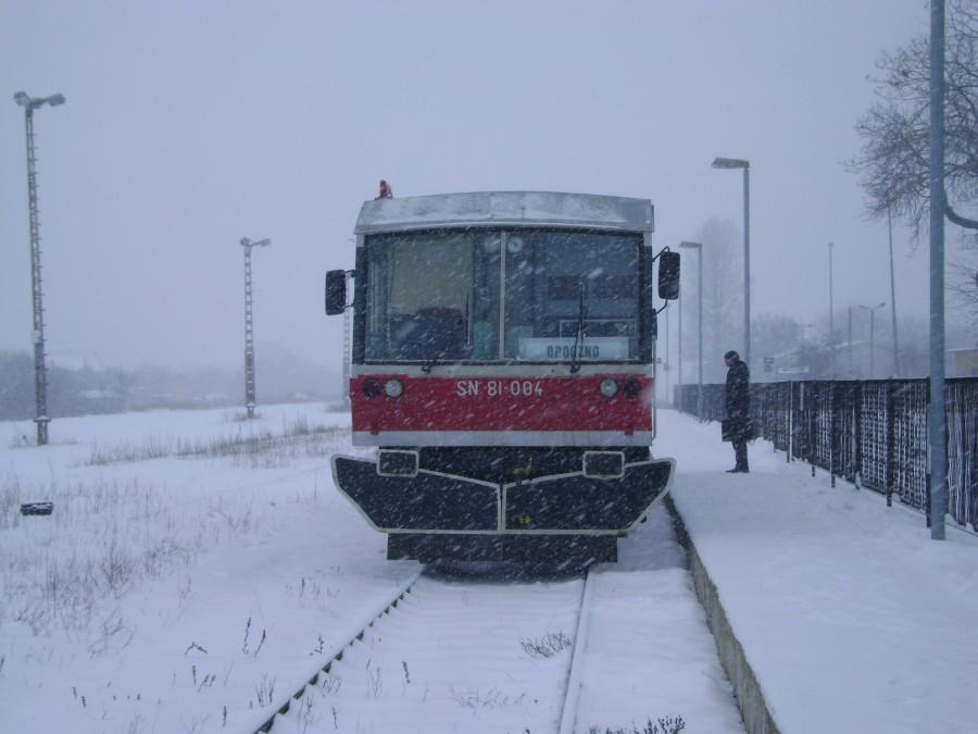 SN81-004 na dworcu w Opocznie