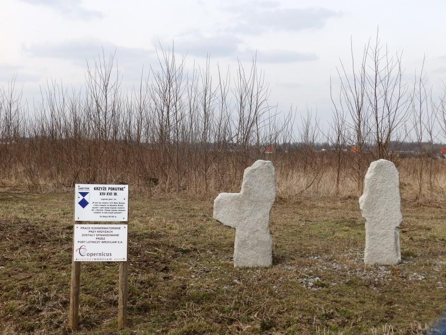 Krzyże pokutne na lotnisku