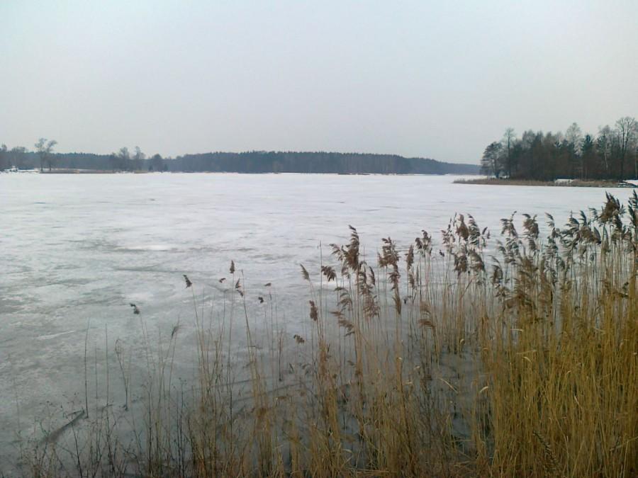 Staw w Blachowni wciąż skuty lodem