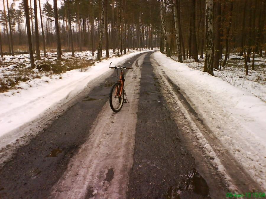 Śnieg na drodze (na Skibice) w kwietniu - zawszy o tym marzyłem! :)
