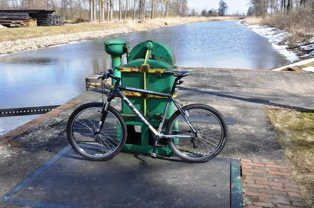 CUBE na tle urządzeń hydrotechnicznych / śluza Rosko