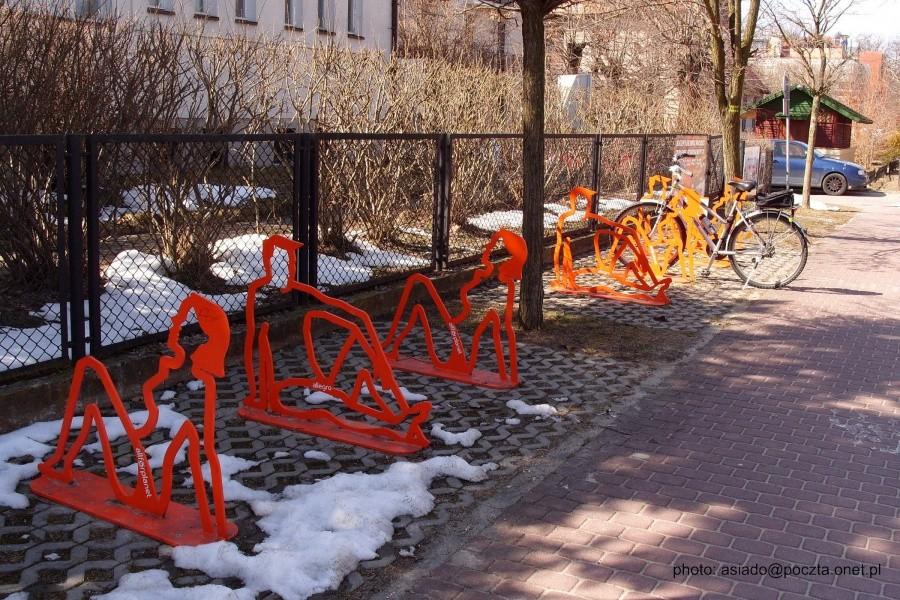 Stojaki na rowery przy promenadzie nadmorskiej w Sopocie