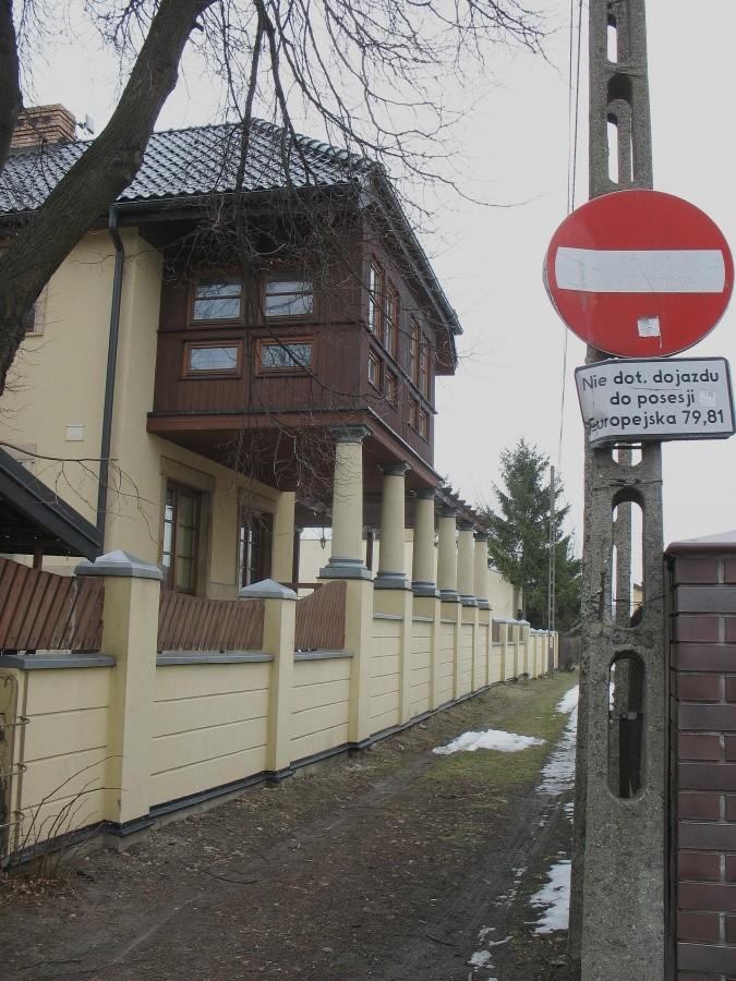 Drewniana chata, na ul. Europejskiej, ale na kolumnach