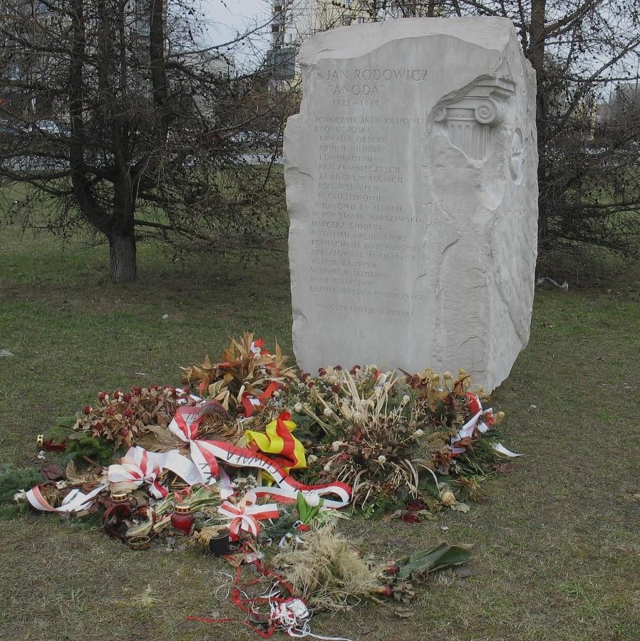 Śnieg stopniał - zeschłe kwiaty i zbite znicze pod pomnikiem Anody