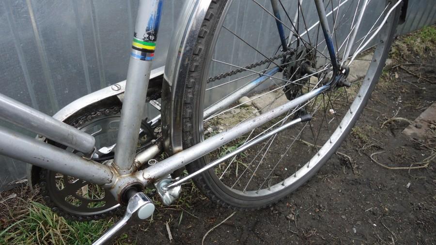 Układ napędowy (jeszcze) czysty, zaślepki dobrze się trzymają a nowa stopka odpowienio spełnia swoją funkcję.