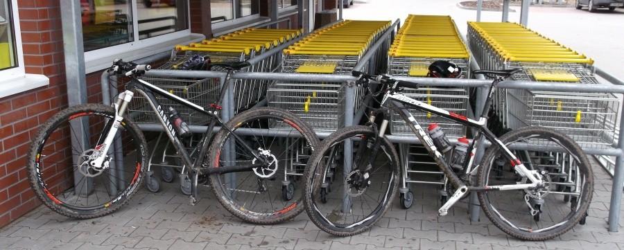 Przerwa. Ładne kolorystycznie MTB 29" i 26" :)
