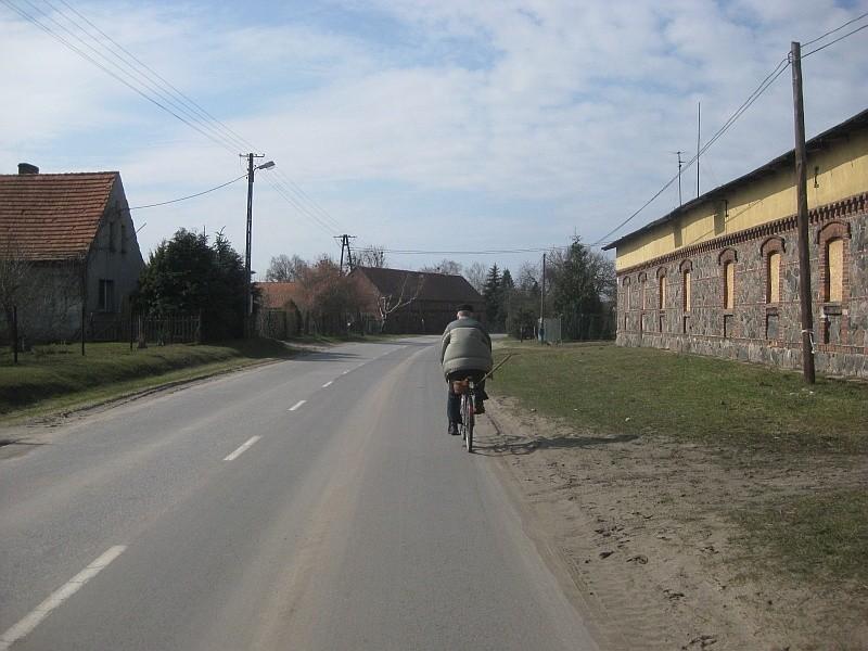w Kicinie wyprzedzam rowerzystę - działkowca