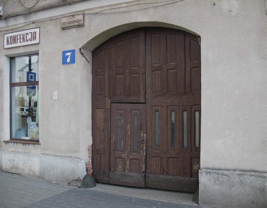 Piaseczno - brama kamienicy