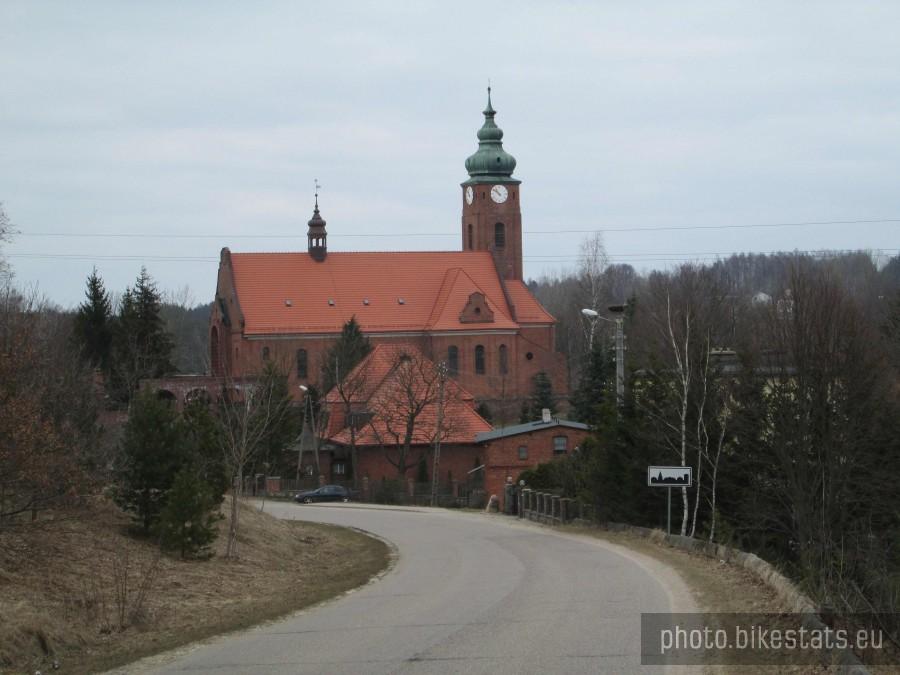 Widok na kościół od strony wsi Łączyno