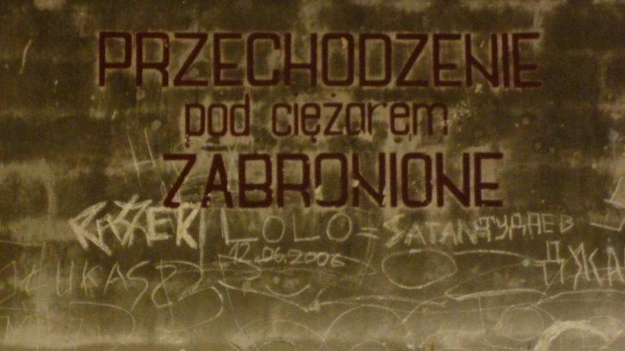 Napisy na ścianach. Jednostka w Dębaku.
