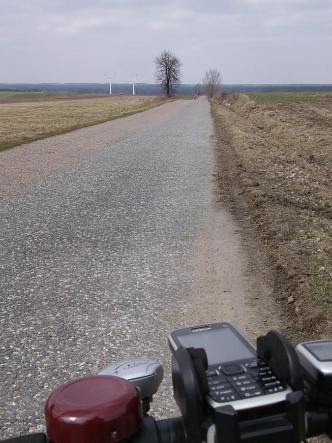 Zawsze chciałem zjechać w dół tą drogą. Dziś się udało, ale wiatr nie pozwolił na szaleństwa z prędkością.