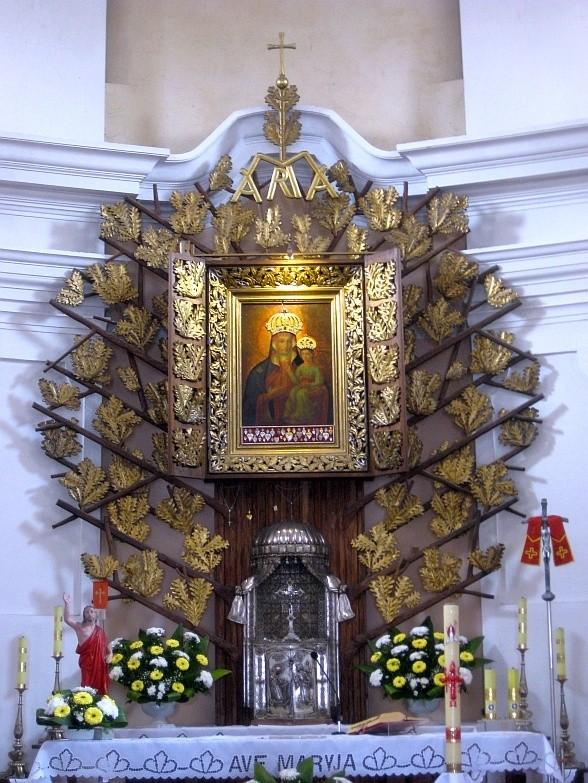 łaskami słynący obraz Matki Bożej Pocieszenia (zwaną też Matką Bożą Dąbrowiecką)