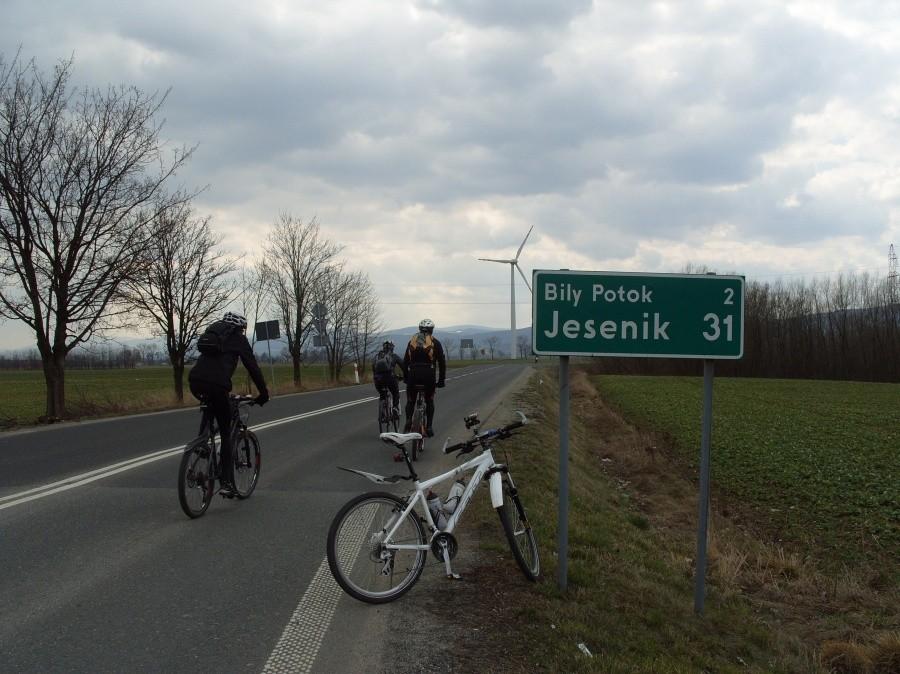 Po wydostaniu się z Paczkowa kierujemy się na jakże piękny Javornik a tam podadzą smaczny obiad i zimne piwko, tak mamy w kontrakcie ;).