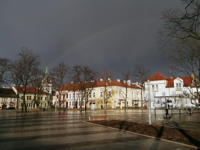 Rynek w Skawinie i tęcza