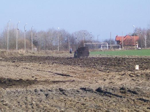 Na wyżej położonych polach ruszyły prace polowe. Wiosnę czuć! Obornikiem czuć!