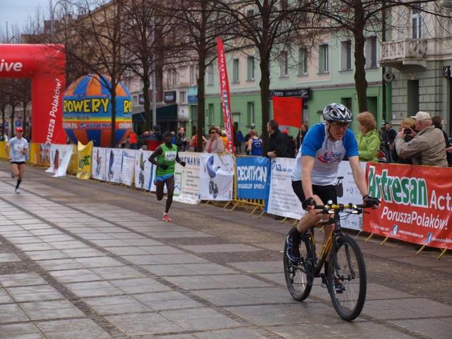 5 Bieg Częstochowski - Kenijczyk i Polak kończą pierwszą pięciokilometrową pętlę