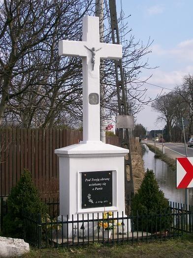 Odnowwiona kapliczka wiejska w Łosiu na rozstaju Grójec-Piskórka