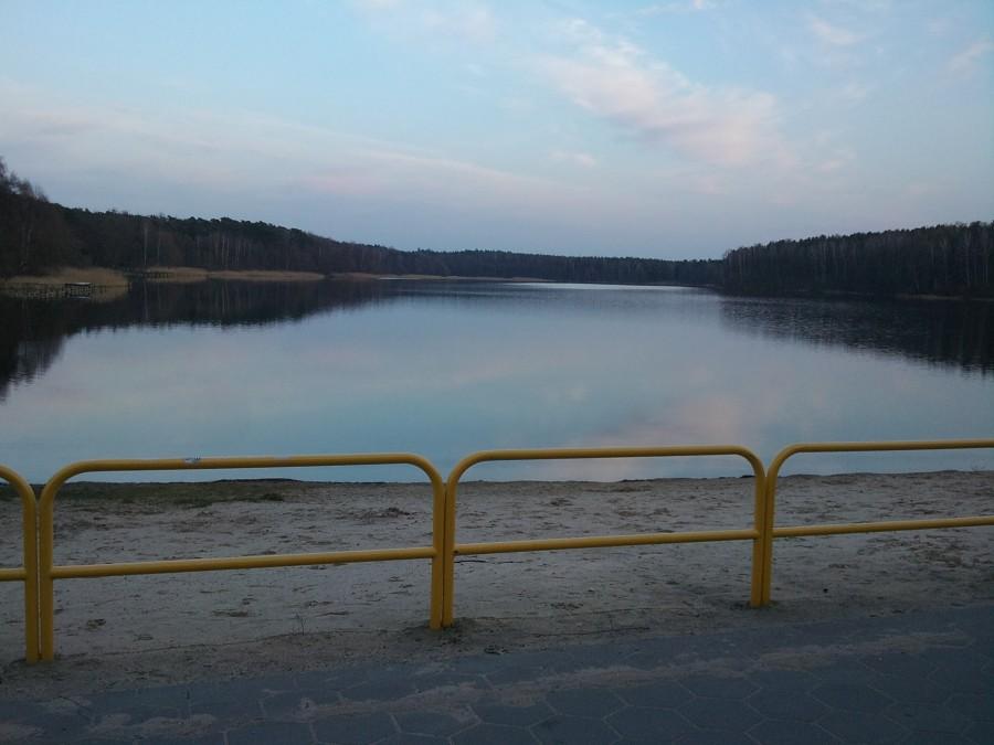 Piękny widok, jezioro podczas zachodu słońca i ZERO ludzi. Ahh gdyby tak w lipcu też mogło być....