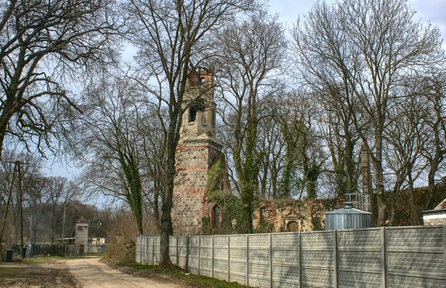 Ruiny kościoła w Lipce. Kościół uszkodzony został podczas działań wojennych i nieużytkowany popadł w ruinę.