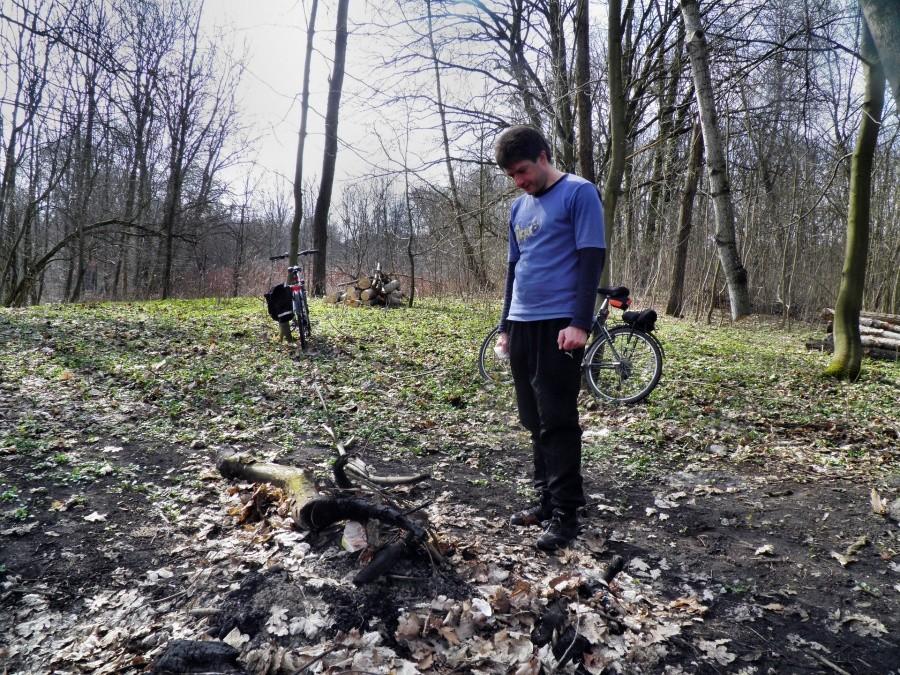 Przygoowanie do ogniska, więc Kuba skupiony czeka na pojawienie się ognia.