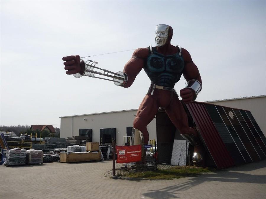 Golem z ulicy Słonecznej w Lesznowoli. Albo Terminator.Albo Robocop