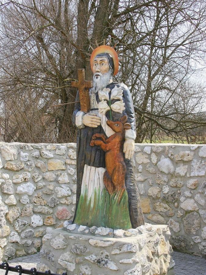 Figura Świętego Idziego przy kościele w Zrębicach.