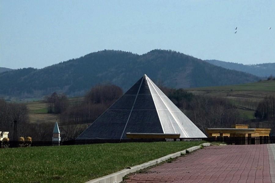 Inwałd -piramida Cheopsa w górach