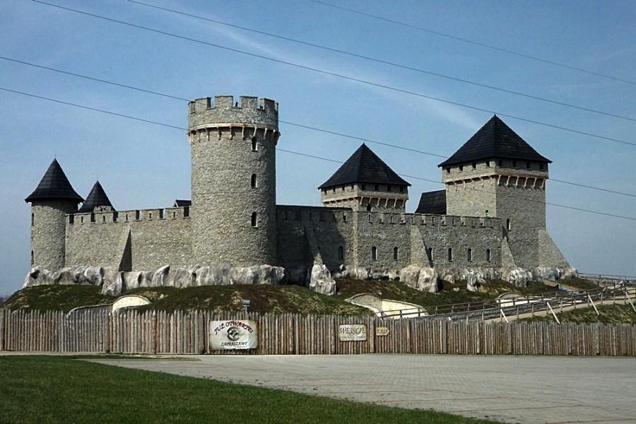 A w sąsiedzctwie piramidy zamek