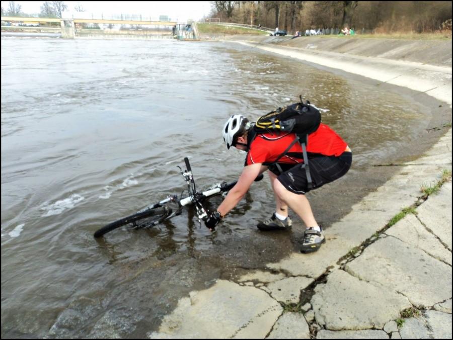 Mużyn myje rower w Odrze.