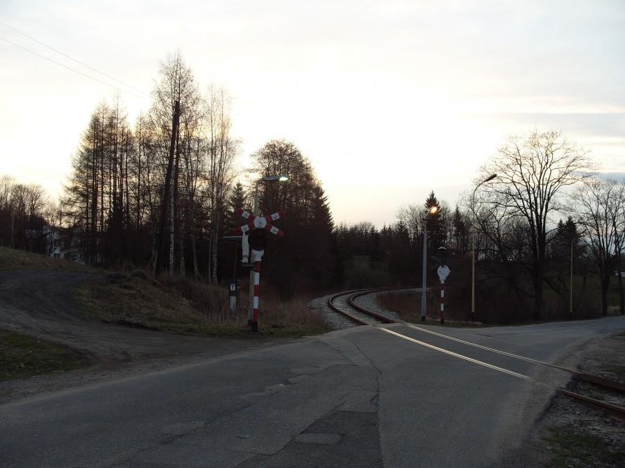 Ostatni przejazd kolejowy przed Szczytną, słońce zaszło i oświetlenie automatycznie się włączyło, chyba trochę za wcześnie ;).