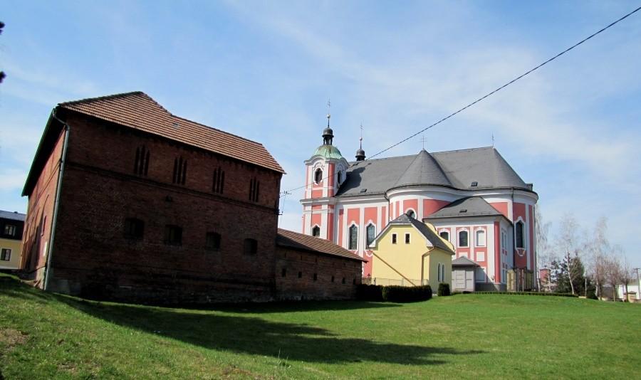 Velké Hoštice. Rzuca się w oczy piękny kościół pw. św. Jana Chrzciciela