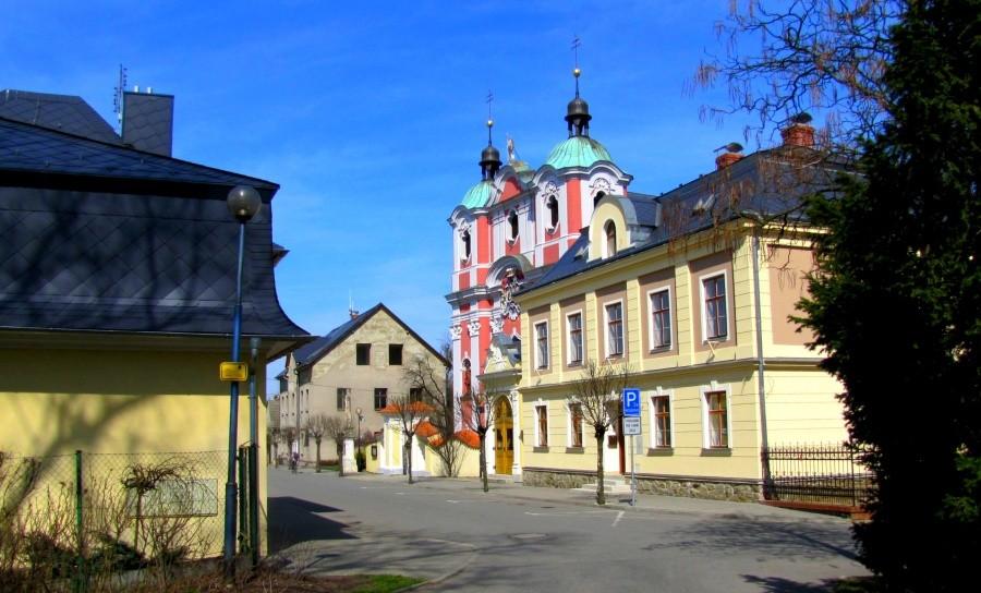 Velké Hoštice. Jadę w kierunku barokowego pałacu