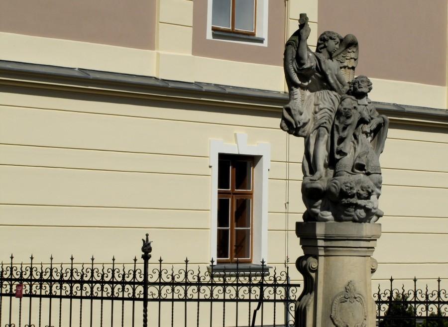 Velké Hoštice. Rzeźba w okolicy kościoła