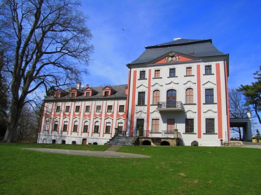 Velké Hoštice, Pałac z parku