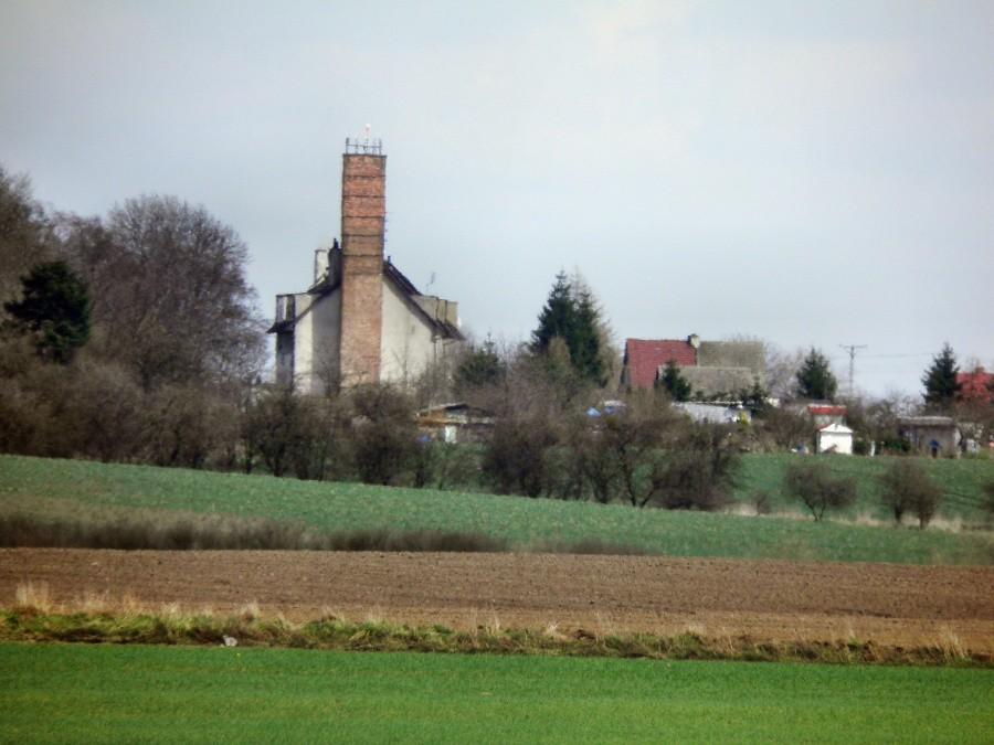 Zdjęcie zabudowań granicznej miejscowości Warnik, wykonane spod Ladenthin.