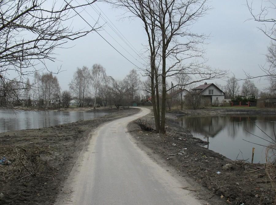 Grobla między stawami – ul. Dumki