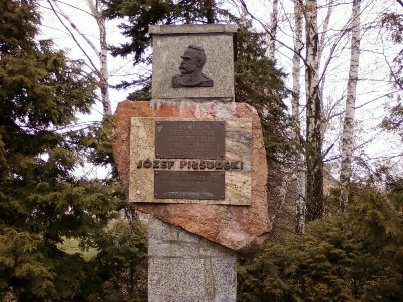 Pomnik Piłsudskiego w Białej