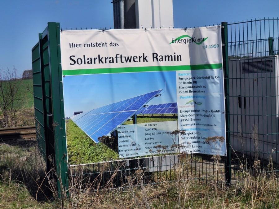 Tablica informacyjna przy elektrowniach słonecznych - Ramin.
